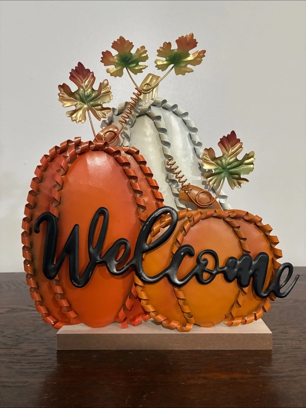 NWT- Beautiful Metal Fall Pumpkins Trio Welcome Decoration Sign w/ Wood Base 🍁